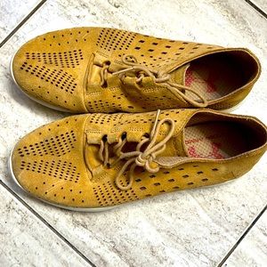 Under Armor Casual mustard sneakers